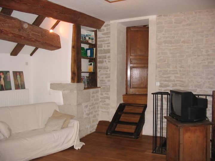 Zona de estar en el altillo. Puerta que da acceso a la habitación