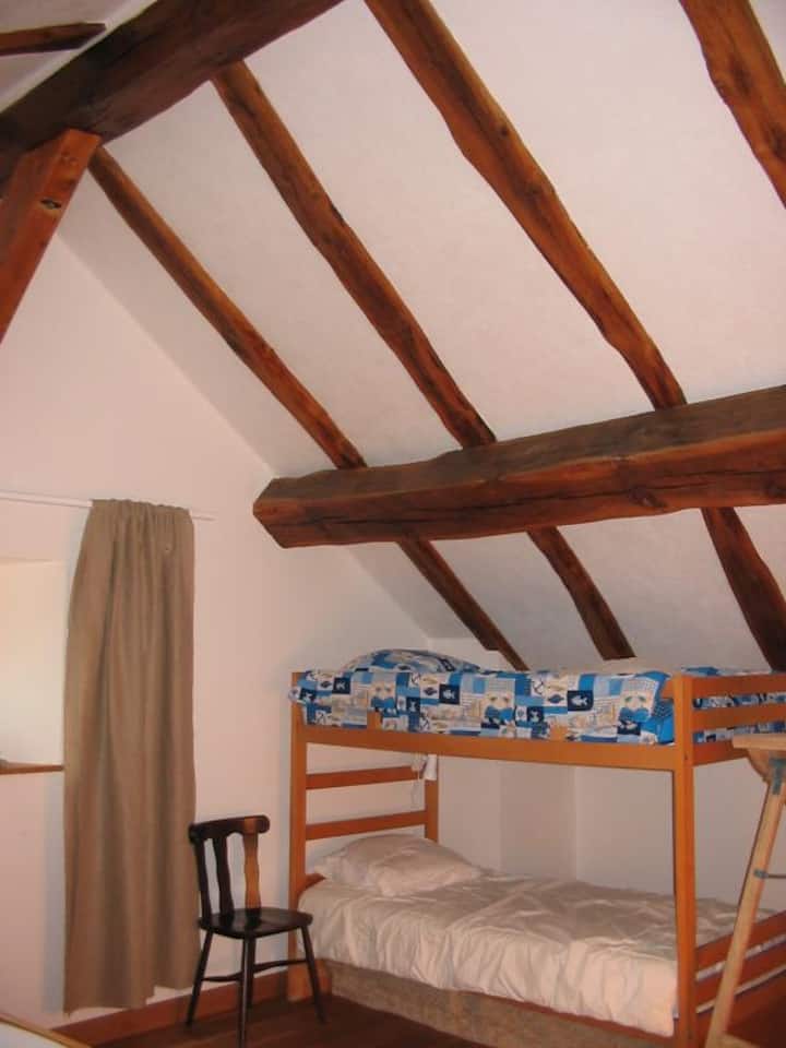 Camas superpuestas en la habitación