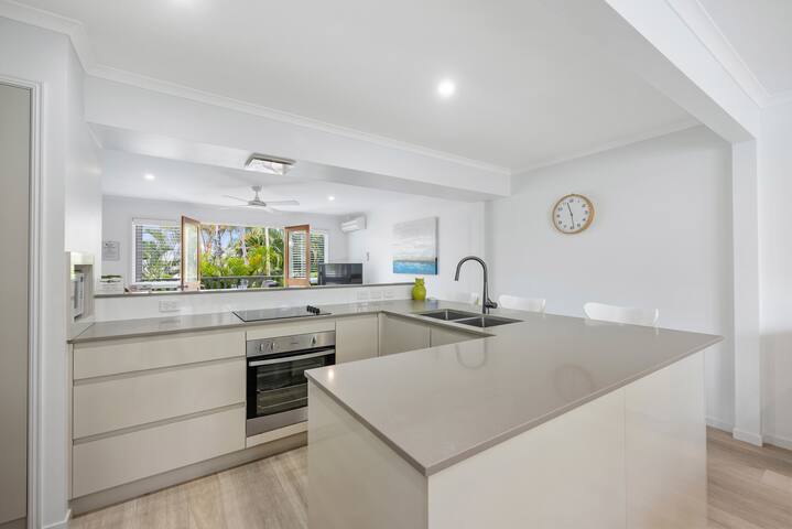 Tropical 2 bed executive , only metres to River gallery image 4