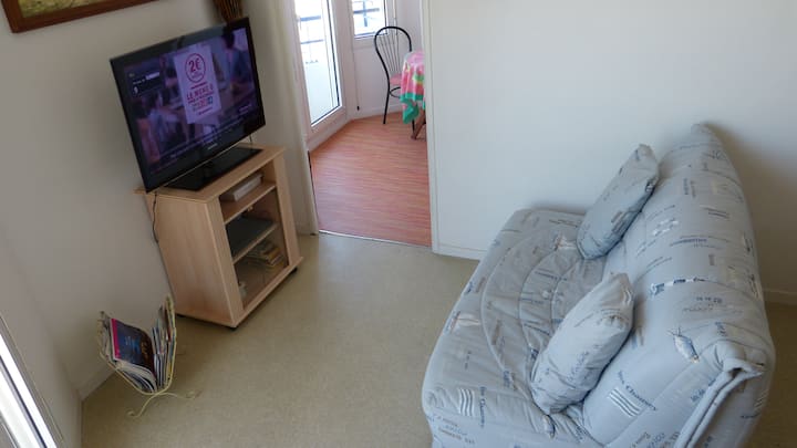 The clic clac , the TV 
Dva pogleda na plažu (iz spavaće sobe i dnevnog boravka)