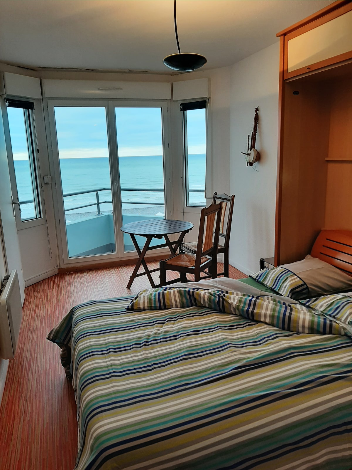 Спалната соба со својот геридон
Покана за аперитив и интимен појадок...