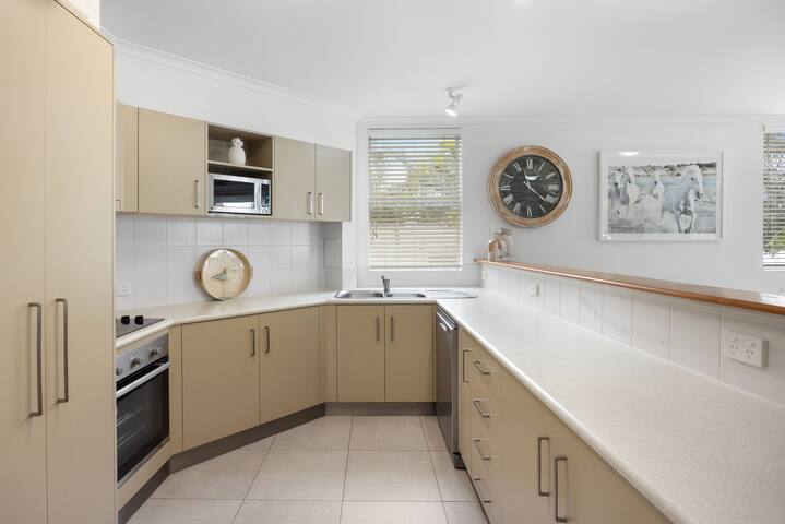 3 bedroom Luxury Riverview Apartment gallery image 4