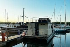 Serene+Waterlodge+2+bed+houseboat+in+quiet+harbour