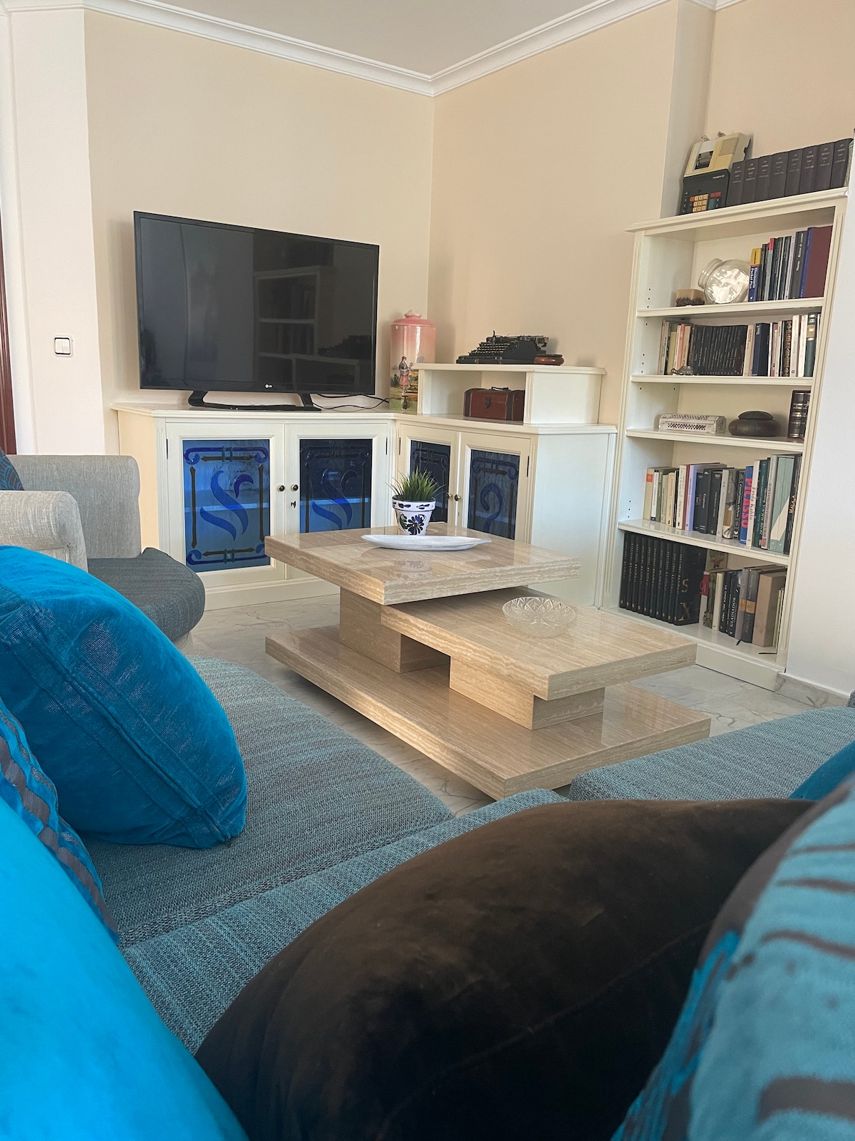 Propiedad de Airbnb exitosa: Lovely apartment with a patio en El Molinillo