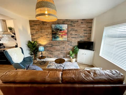 Charming Terrace Home Near Train Station & Town