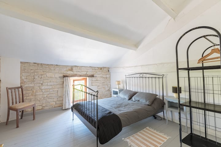 chumba cha kulala kwenye ghorofa ya 1/2, kina dawati la kona ambalo halionekani kwenye picha hii.