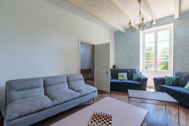 Sebule ya nyumba, sofa 2 na sofa nyingine 2 zinazoweza kubadilishwa (kama ile iliyo upande wa kushoto kwenye picha)