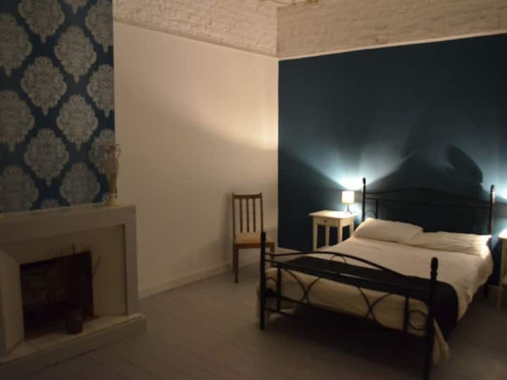 Chumba kikubwa ghorofani kutoka kwenye nyumba