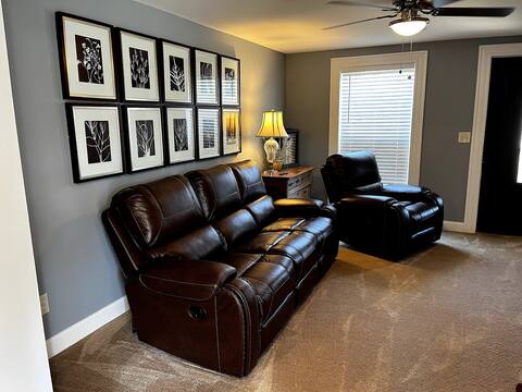 Elegant home that sleeps 5 & Fire Pit- Has it all!