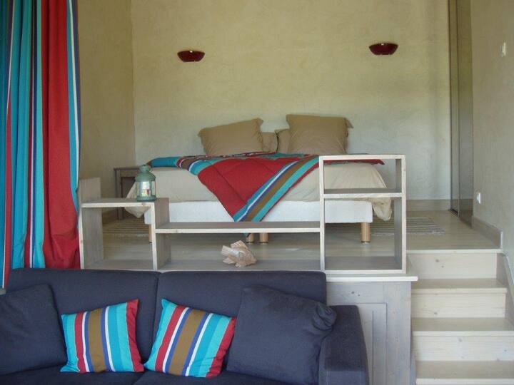 غرفة نوم ألكوف ، مع ستارة كبيرة مع ألوان الباسك لفتحها