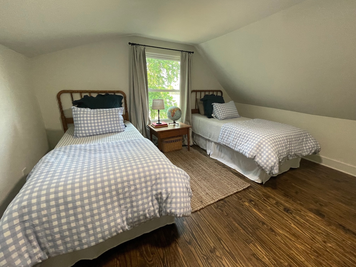 Fourth bedroom with two twin beds.