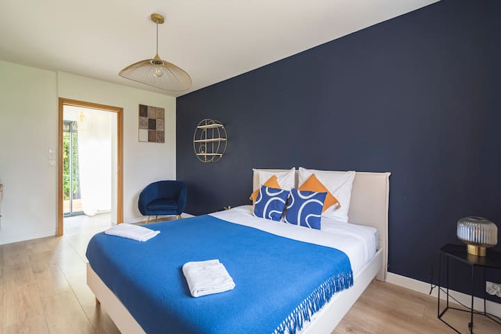 1. Chambre bleue rdc lit 160 avec coin bureau et salle d'eau privative avec wc.