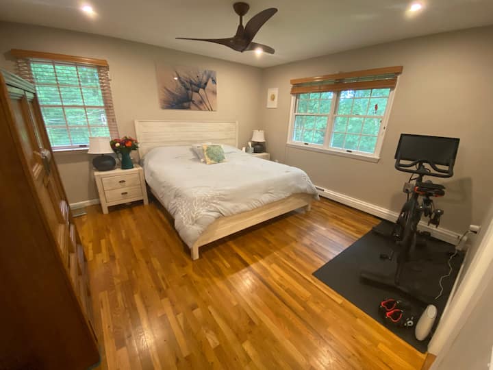 Dormitorio 1: "Aqua Haven" es espacioso con una cama tamaño king (colchón de espuma viscoelástica increíblemente cómodo), dos mesitas de noche y baño completo adjunto. ¡Pelotón para tus necesidades de ejercicio! Armoir para guardar tus artículos. ¡Vistas relajantes y iluminadas por el sol!