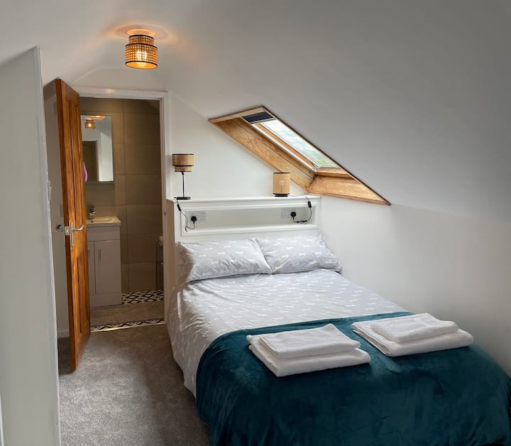 hoofdslaapkamer boven - tweepersoons en eenpersoons - met eigen badkamer