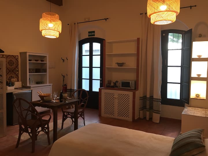 Attractive Street-side Studio  (Invalid Friendly) - Tarifa