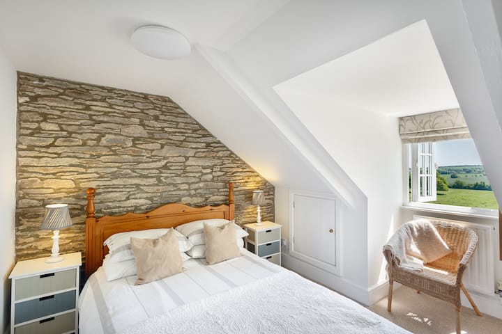 غرفة نوم مزدوجة في الطابق العلوي