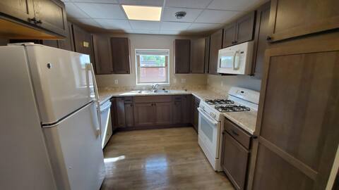 Lovely 2 bed, downtown upstairs apt w/free parking