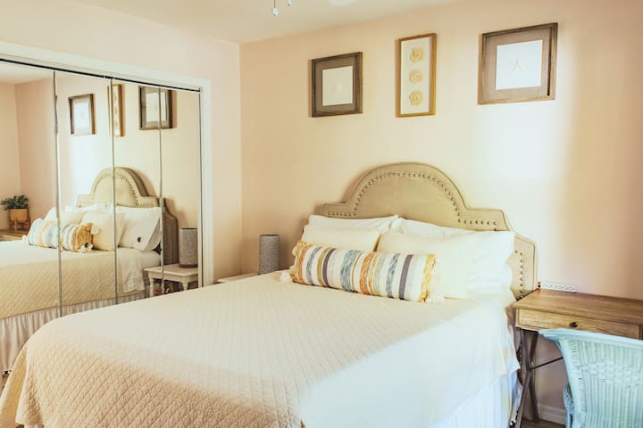 Tavolinë e ofruar për një mjedis të përsosur pune nga shtëpia. Ofrohet qasje e plotë në dollapin me pasqyrë.