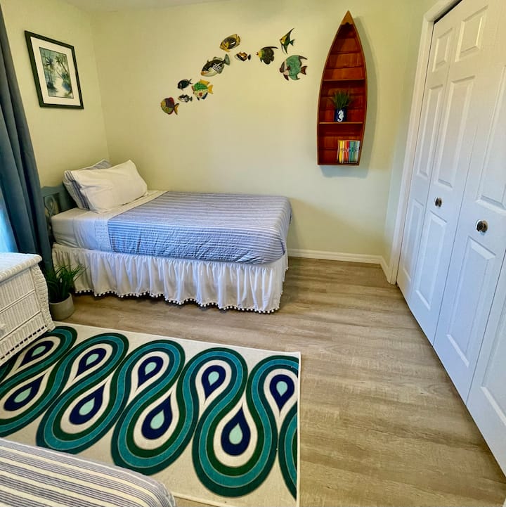 Dhoma e gjumit mbrapa majtas. Me dy krevate të rinj dopio. 