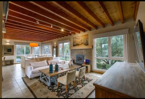 Airbnb con mejor rendimiento: Apartment 200 meters from the center with a view of the hills! en Villa La Angostura