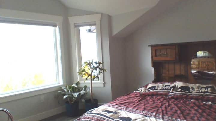 غرفة نوم داخلية في الطابق العلوي تتميز بنقطة رؤية جميلة تطل على بحيرة مارا. يتميز بشقة علوية كبيرة توفر مكانًا فريدًا ومميزًا للأطفال للنوم. سرير بحجم كبير.