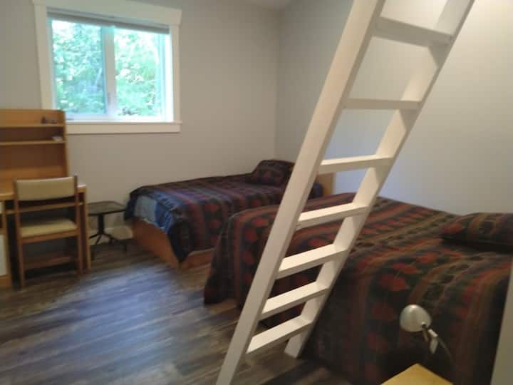 Bears Den
سرير مزدوج وسرير مزدوج مع مكتب