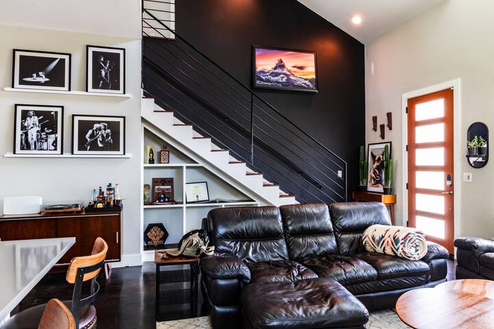 Modern 3 BR 3 BR home with backyard Oasis