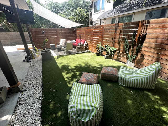 Modern 3 BR 3 BR home with backyard Oasis gallery image 2