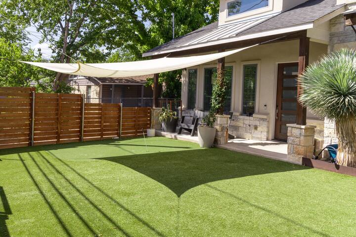 Modern 3 BR 3 BR home with backyard Oasis gallery image 4