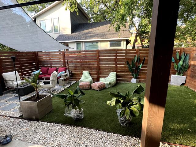 Modern 3 BR 3 BR home with backyard Oasis gallery image 5