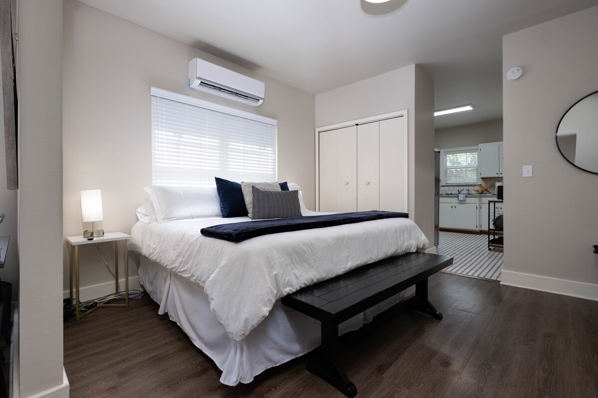 Спална соба со поделен систем за греење и клима  уред за тивко спиење