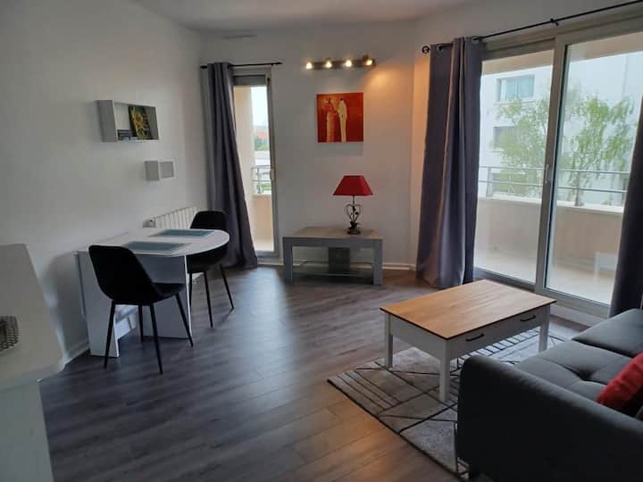 Peaceful apartment, 4 min to the beach and port Condominiums for Rent