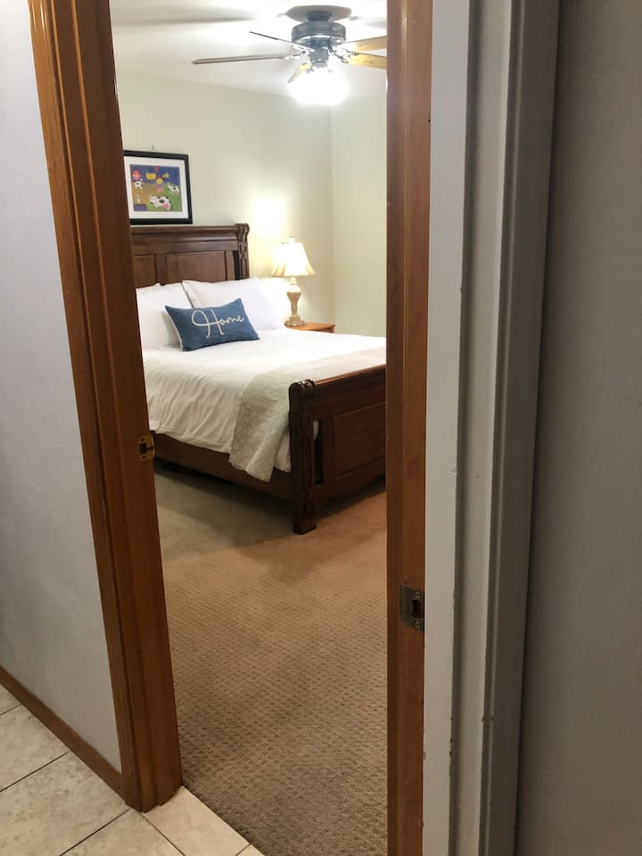 Pozdravite spavaću sobu 2. Opustite se na madracu veličine Queen Temper-Pedic. Dovoljno popodnevnog prirodnog svjetla. U ovoj su vam prostoriji na raspolaganju ormar i komoda. Odmah preko puta hodnika nalazi se WC.