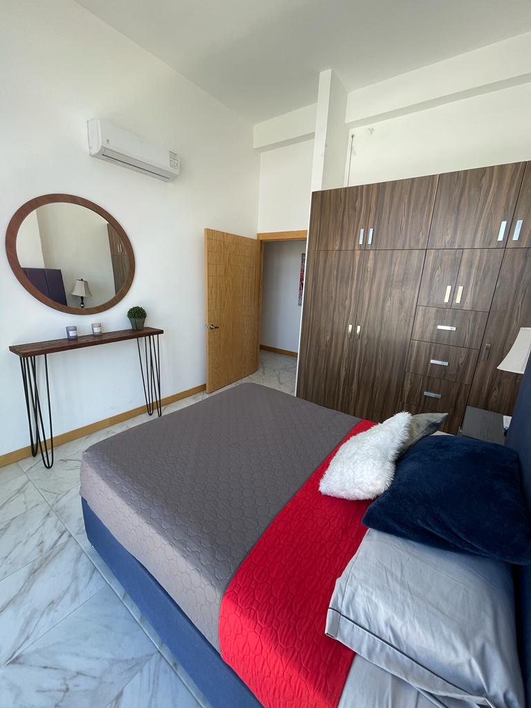 Spavaća soba 1 opremljena je s 1 tonom osvjetljenja, ormarom, češljem i uredima