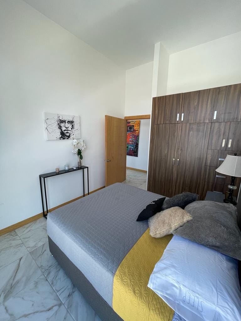 2. spavaća soba opremljena ormarom, osvjetljenjem od 1 tone i biroima