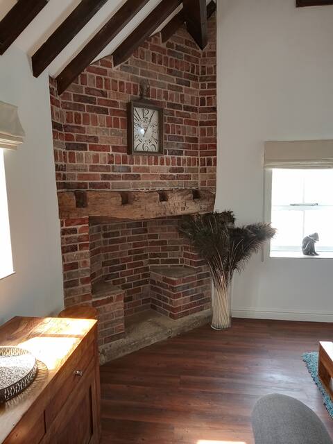 Popular Airbnb listing: Stunning 1 bed first floor barn conversion apt in Ashfield