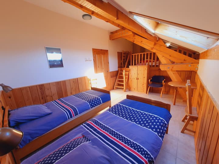 2 krevate tek + konvikt 3 krevate tekë në mezzanine