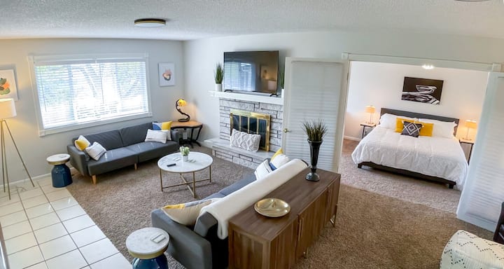 Stylish 3 Bed W/mountain Views, Deck, Private Yard - Fort Collins, CO