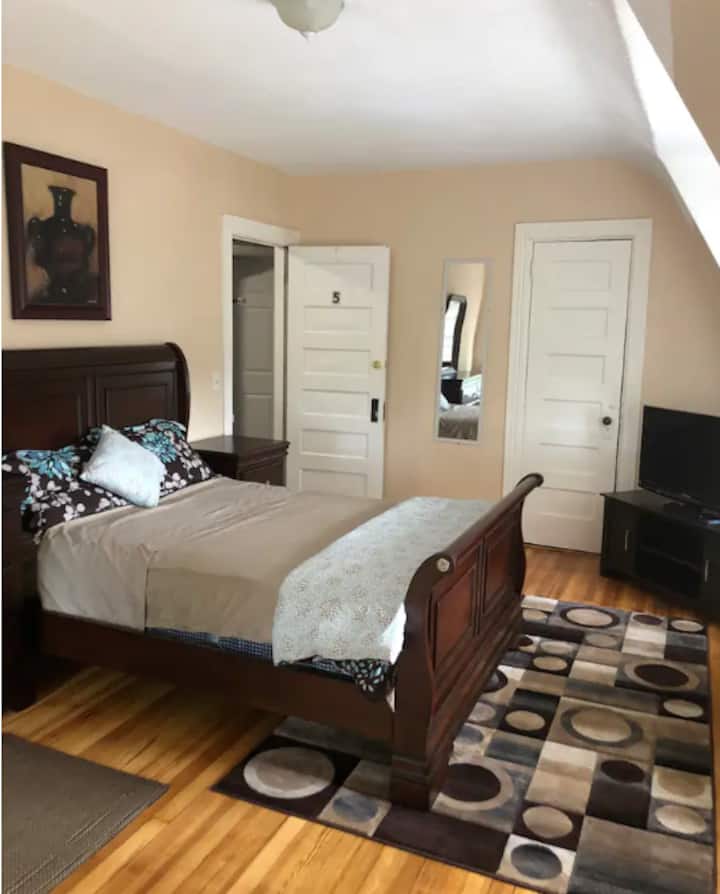 A Dorm Style Room Near Trinity College - Hartford, CT