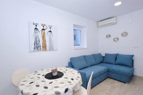Cheerful apartment, free parking, close to Split!
