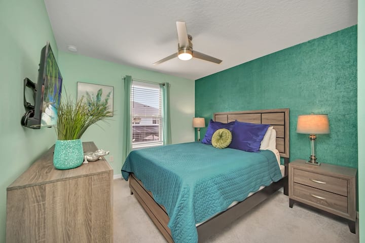 Junior primary bedroom featuring queen bed