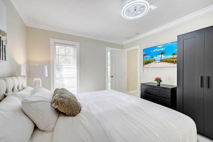 CHUMBA CHA 4 CHA KULALA (KITANDA 1 CHA UKUBWA WA KING)