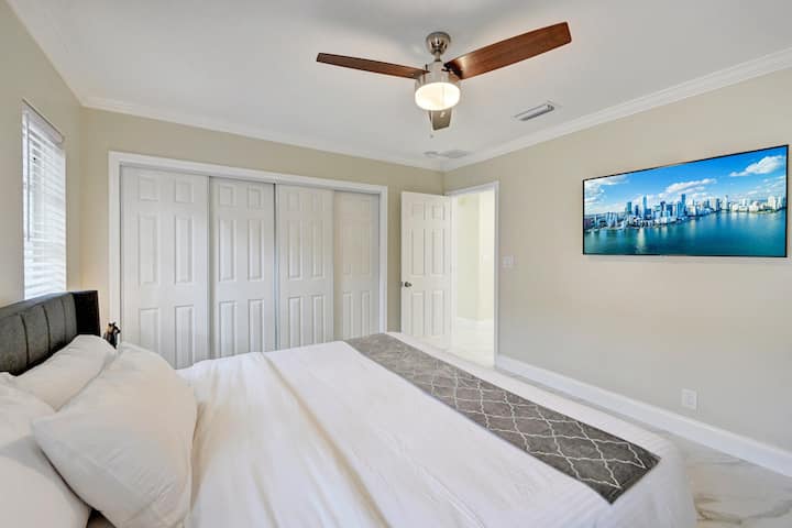 CHUMBA CHA KULALA 3 (KITANDA 1 CHA UKUBWA WA KING)