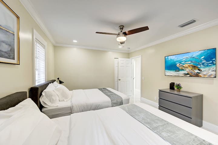 CHUMBA CHA 2 CHA KULALA (VITANDA 2 VYA UKUBWA WA MALKIA)