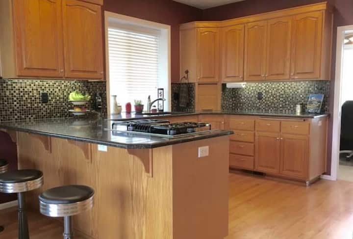 Beautiful 3 Bedroom Home  Sleeps 8 - Springfield, OR