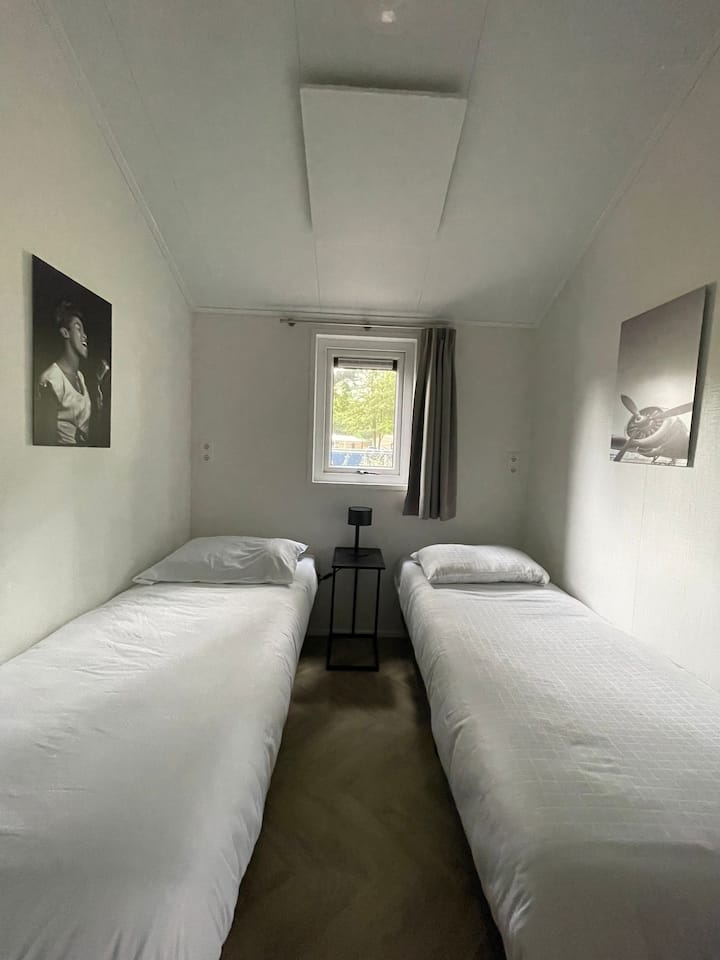 هناك غرفتان حيث يمكن لما مجموعه 4 أشخاص الإقامة فيه طوال الليل. هذه أصغر غرفة. على كلا الجانبين خزانة ملابس مع مساحة معلقة ومرتبة. 