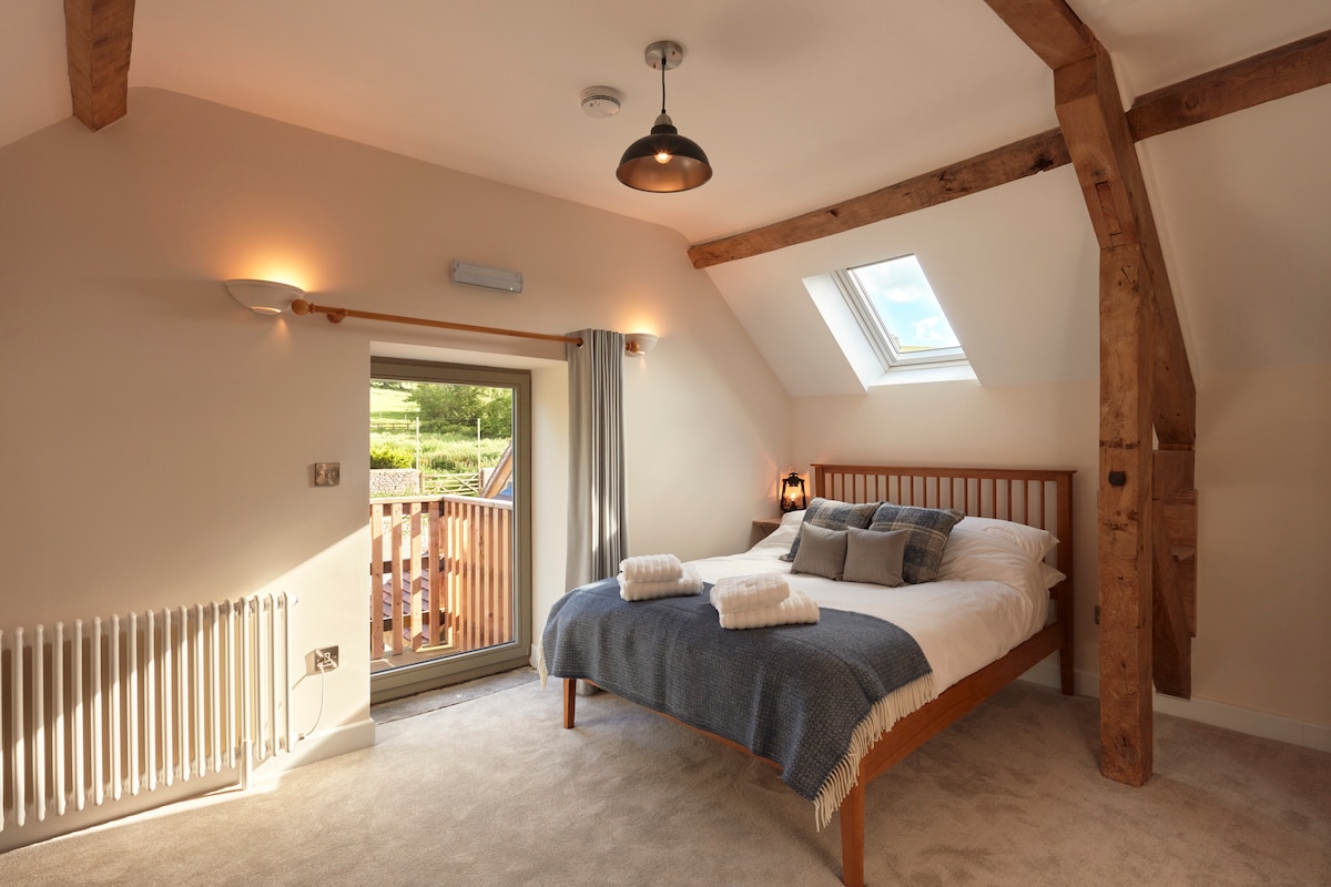 Dormitorio grande en suite con una cama matrimonial