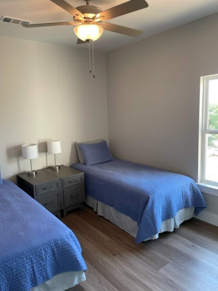 تحتوي غرفة النوم 3 على سريرين مزدوجين - طقم تحويل كبير وفراش في الخزانة لتخصيصها مع ترتيبات ضيفك والعائلة