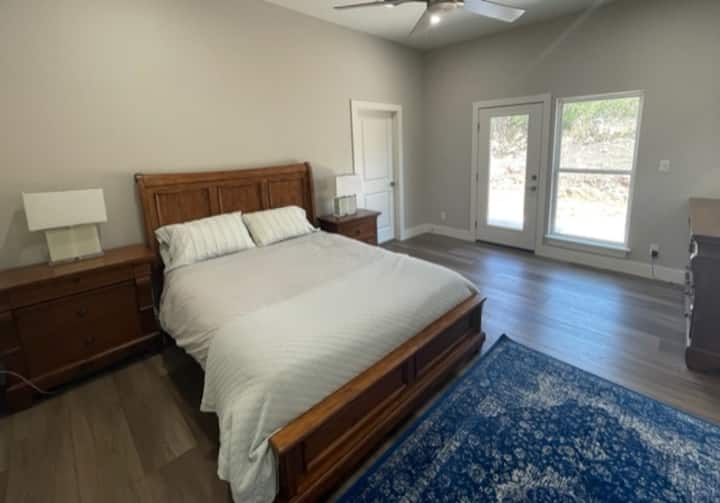 يحتوي الجناح الرئيسي على فناء خاص ومدخل