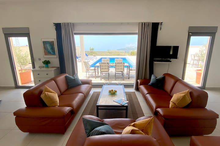 现代化的开放式客厅，周中提供小型清洁服务